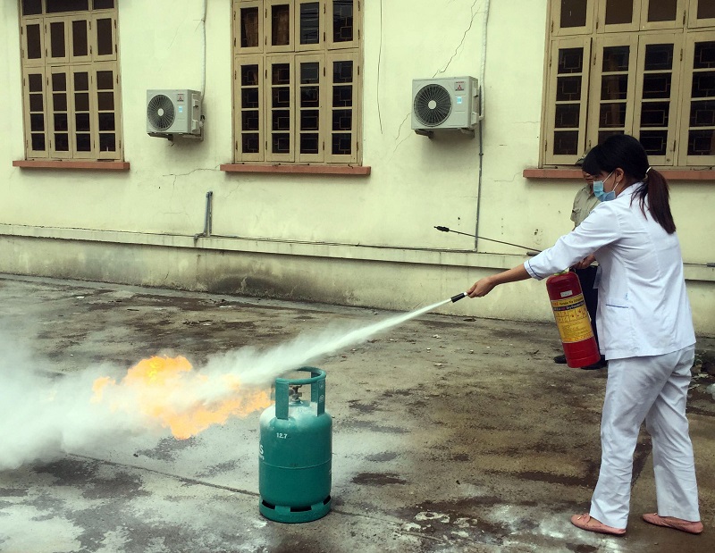 CBNV thực hành sử dụng bình chữa cháy để xử lý sự cố rò rỉ khí gas.