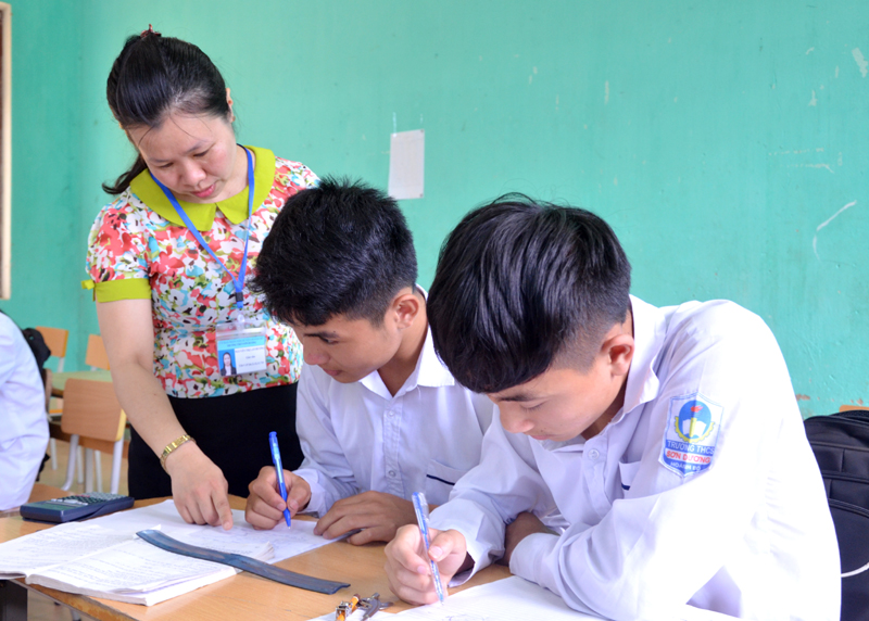 Cô giáo Nguyễn Thị Lan Hương, trường THCS Sơn Dương, Hoành Bồ hướng dẫn học sinh lớp 9 ôn tập 