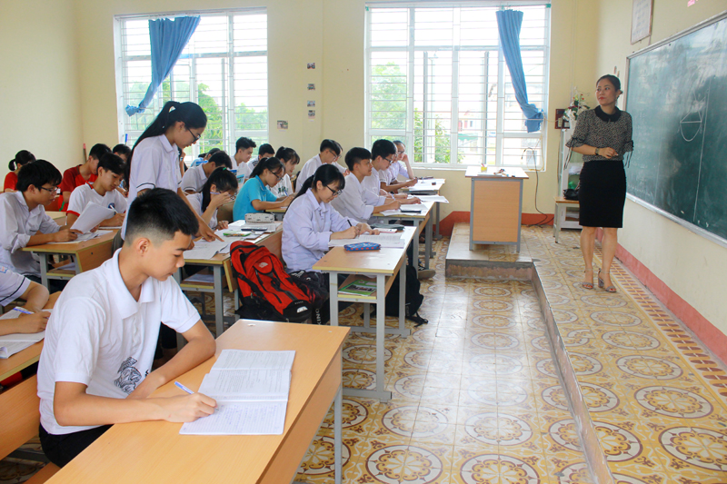 Một tiết học ôn tập chuẩn bị cho kỳ thi lớp 10 tại trường THCS thị trấn Trới, huyện Hoành Bồ