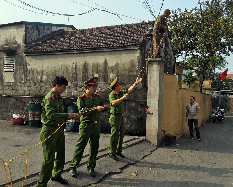 Công an phường Cẩm Phú kéo hệ thống điện cho nhân dân khu phố 3,4.