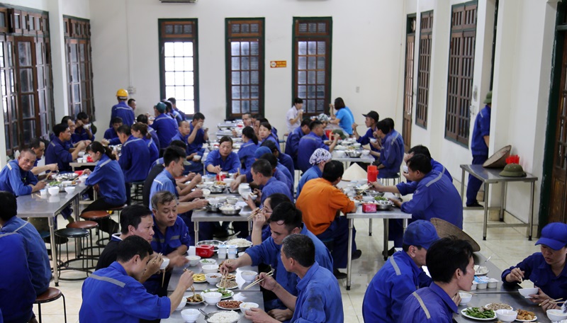 Nhà ăn công nhân Công ty CP Than Hà Tu được  lắp đặt hệ thống điều hòa đảm bảo cho người lao động trong đợt nắng nóng.