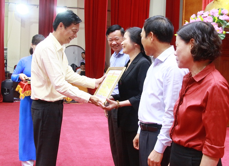 Đồng chí Nguyễn Văn Đọc, Bí thư Tỉnh ủy, Chủ tịch HĐND tỉnh tặng bằng khen cho các cá nhân có đóng góp cho công tác cải cách hành chính của tỉnh.