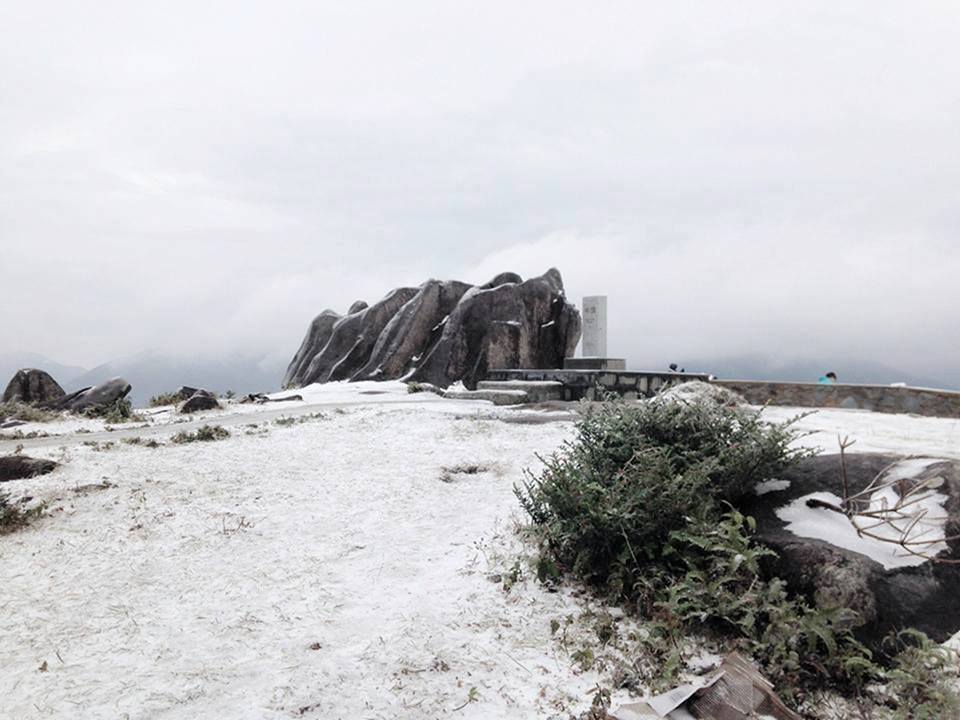 Khung cảnh băng giá trên khu vực cột mốc 1327 ở Phạt Chỉ vào mùa đông
