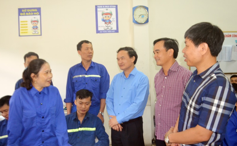 Các lãnh đạo: LĐLĐ tỉnh, Công đoàn Than - Khoáng sản Việt Nam và Công ty Than Dương Huy thăm hỏi động viên CNLĐ tại Phân xưởng  Vận tải lò 1.
