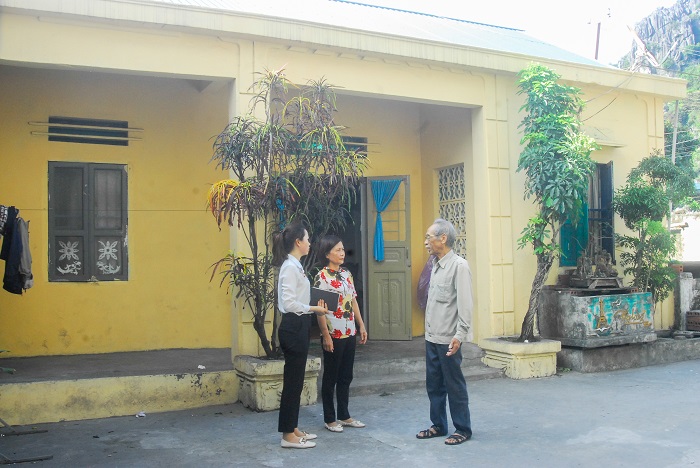 Cán bộ phường Cẩm Thạch (TP Cẩm Phả) nắm tình hình căn nhà mới được sửa chữa của ông Trịnh Quốc Triệu, tại khu Hoàng Thạch