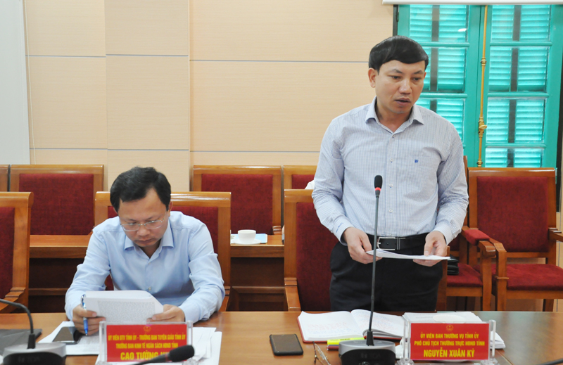 Đồng chí Nguyễn Xuân Ký, Phó Chủ tịch Thường trực HĐND tỉnh phát biểu tại cuộc họp. 
