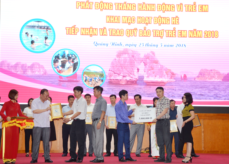 Đại diện Quỹ bảo trợ Trẻ em Quảng Ninh tiếp nhận ủng hộ của các tổ chức, cá nhân