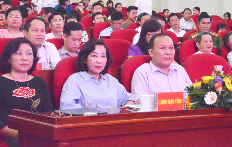 Đồng chí Vũ Thị Thu Thủy, Phó Chủ tịch UBND tỉnh, trưởng BCĐ hoạt động hè 2018 cùng lãnh đạo các sở, ngành, địa phương tham dự buổi lễ