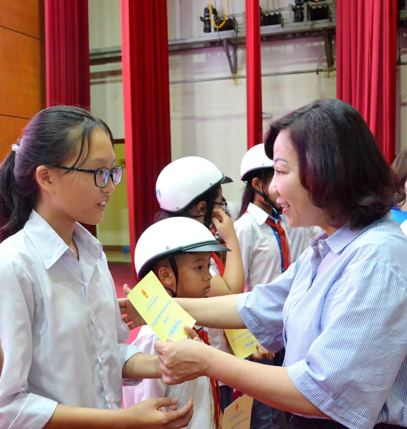 Đồng chí Vũ Thị Thu Thủy, Phó Chủ tịch UBND tỉnh trao tặng học bổng cho trẻ em có hoàn cảnh khó khăn học giỏi 