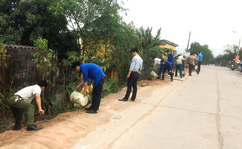 Đoàn thanh niên xã Việt Dân, Thị xã Đông Triều dọn dẹp vệ sinh môi trường các tuyến đường mẫu