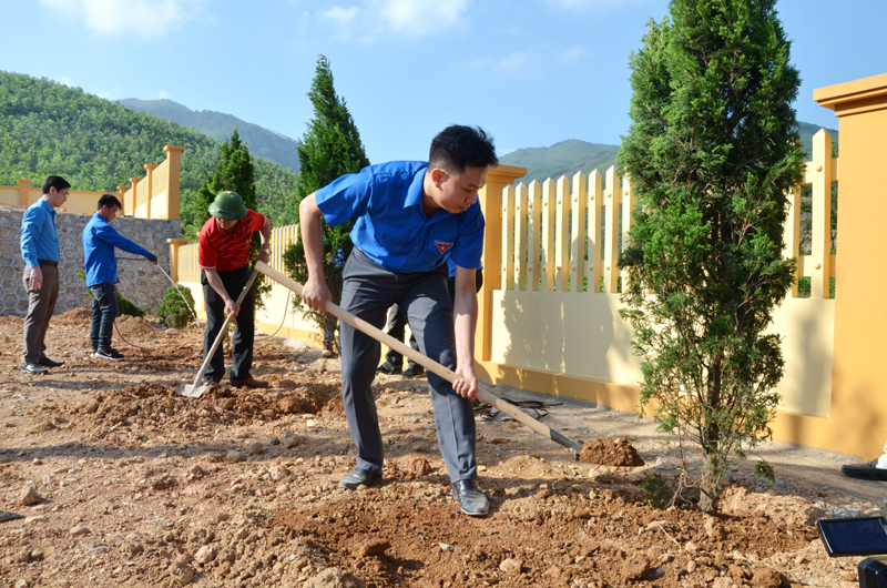 ĐVTN huyện Hoành Bồ trồng cây xanh tại khu di tích nơi thành lập huyện ủy Hoành Bồ (xã Sơn Dương, huyện Hoành Bồ)