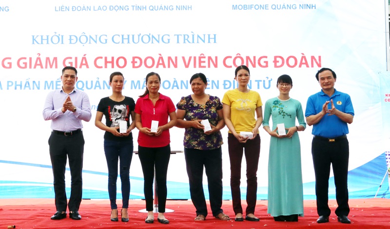 Các ông: Trần Danh Chức, Chủ tịch LĐLĐ tỉnh; Trần Thụ, Giám đốc Chi nhánh MobiFone Quảng Ninh trao các phần quà cho các đoàn viên may mắn trúng thưởng.