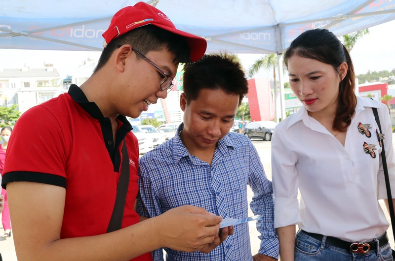 Nhân viên MobiFone Quảng Ninh hướng dẫn các đăng ký truy cập ứng dụng phần mềm ưu đãi cho đoàn viên công đoàn.