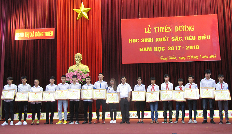 Lãnh đạo TX Đông Triều trao thưởng cho học sinh xuất sắc, tiêu biểu.