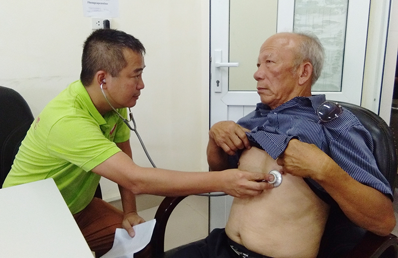 PGS.TS Nguyễn Lân Hiếu, Phó GĐ Bệnh viện Đại học Y Hà Nội thăm khám cho các đối tượng
