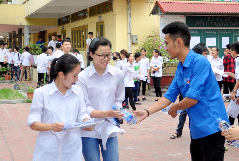 Lực lượng thanh niên tình nguyện cung cấp nước uống miễn phí cho thí sinh, kỳ thi tuyển sinh lớp 10 năm học 2017-2018