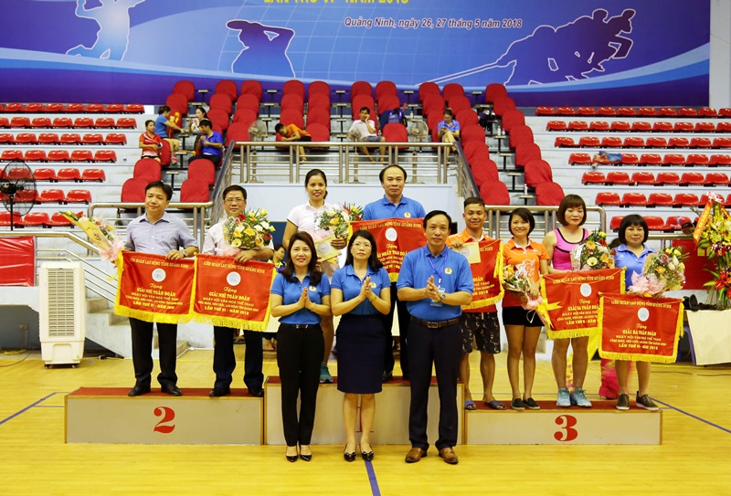 Lãnh đạo LĐLĐ tỉnh và Công đoàn Than - Khoáng sản Việt Nam trao giải có thành tích cao cho các đoàn.