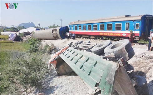 Hiện trường vụ tai nạn đường sắt thảm khốc vào rạng sáng ngày 24/5 vừa qua tại Thanh Hóa khiến 2 người chết, 8 người bị thương nặng .