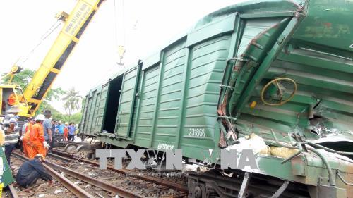 Cẩu chuyên dụng đưa toa tàu bị hư hỏng ra khỏi đường ray trong vụ va chạm giữa 2 tàu hỏa chở hàng xảy ra tại ga Núi Thành, tỉnh Quảng Nam, ngày 26/5/2018. Ảnh: Đỗ Trưởng/TTXVN