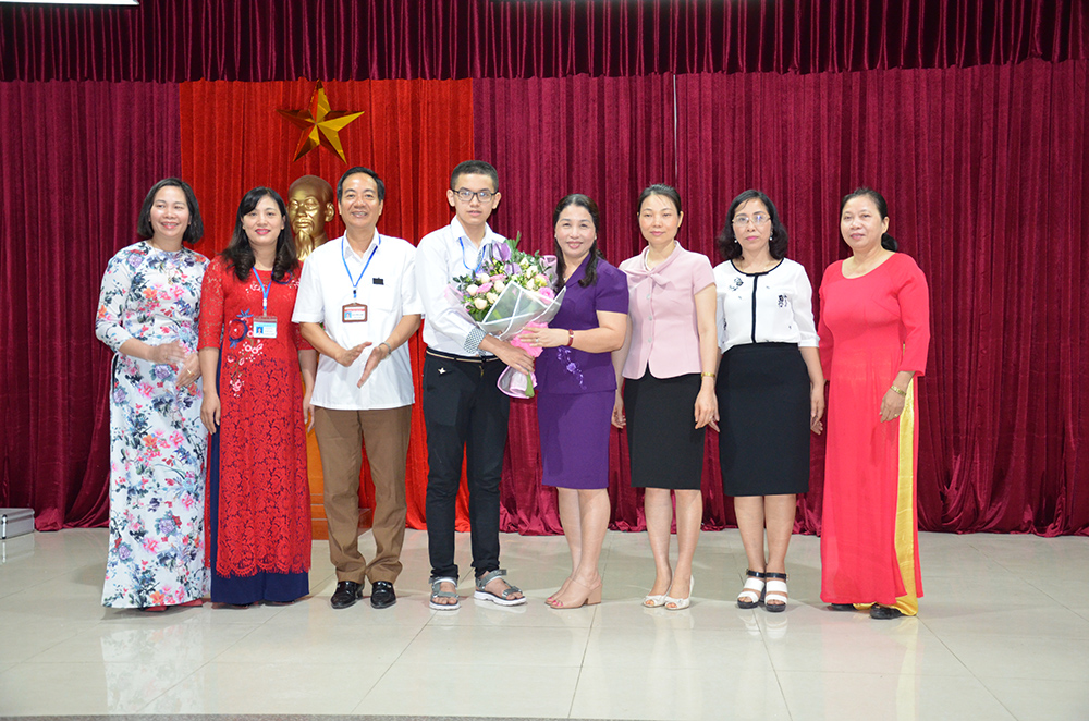 Lãnh đạo Sở GD&ĐT, công đoàn giáo dục tỉnh tặng hoa chúc mừng Nguyễn Hoàng Cường và các thầy cô trong trường