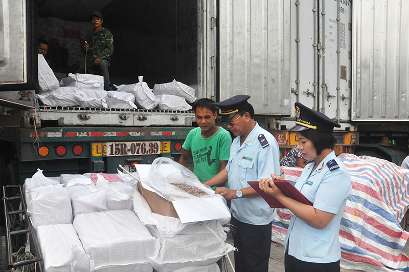 Lực lượng Hải quan Bắc Phong Sinh kiểm tra hàng hóa qua cửa khẩu Bắc Phong Sinh.