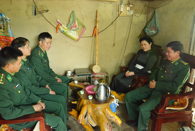 Thượng tá La Tiến Chau (bên phải) là người rất say mê tìm hiểu văn hóa Tày và điệu hát then.