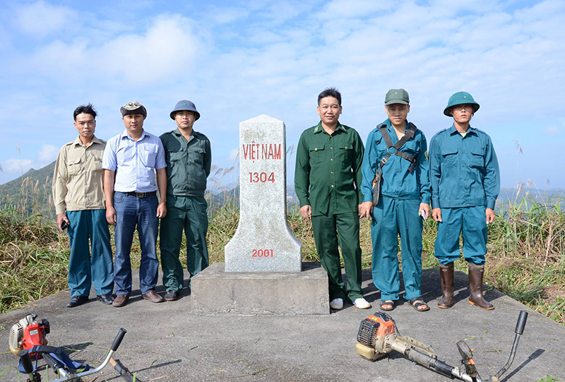 Trung tá Giáp Thế Lâm cùng với cán bộ xã và dân bản kiểm tra đường biên, phát quang mốc giới khi còn ở xã Đồng Tâm.