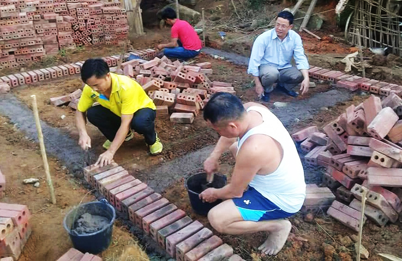 Phó Bí thư Đảng ủy xã Đồng Tâm Lý A Lò xây nhà cho hộ anh ở thôn Ngàn Vàng Trên, xã Đồng Tâm.