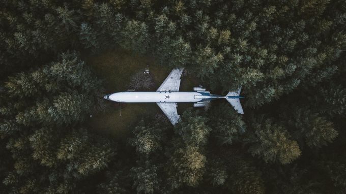 Ngày 27/5 bức ảnh được National Geographic chọn là tác phẩm về một chiếc máy bay Boeing 727 nằm trong rừng. Thực chất đây là máy bay được tân trang của Bruce Campbell, người có tư gia tại rừng Hillsboro, bang Oregon, Mỹ. Ảnh do Anthony Intraversato chụp.