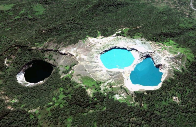 Kelimutu, Indonesia: Kelimutu là tên gọi của 3 hồ nước có màu sắc khác nhau nằm trên đỉnh ngọn núi lửa ở vườn quốc gia Kelimutu. Màu nước trong các hồ thường thay đổi không dự đoán trước từ xanh dương, xanh lá cây, đỏ đến trắng hoặc đen. Người dân địa phương đặt những tên gọi khác nhau cho các hồ và họ tin rằng đó là nơi an nghỉ của các linh hồn rời đi. Trong đó, hồ nước phía tây của núi lửa là nơi ở của những linh hồn tốt còn 2 hồ còn lại là dành cho những linh hồn xấu. Du khách có thể ghé thăm và đi quanh các hồ nhưng tuyệt đối không nên đến quá gần vì làn khói bay lên từ mặt hồ có thể gây nguy hiểm. Ảnh: Gohightbrow.