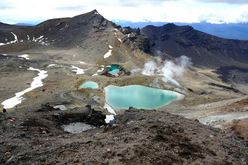 Emerald, New Zealand: Nằm tại vườn quốc gia Tongariro Alpine Crossing là di sản thế giới được UNESCO công nhận, hồ Emerald là địa điểm du lịch hấp dẫn với làn nước màu xanh ngọc rực rỡ. Nước trong hồ được tạo ra do khoáng chất hòa tan trôi xuống từ miệng núi lửa đỏ gần đó. Ảnh: Earthnworld.