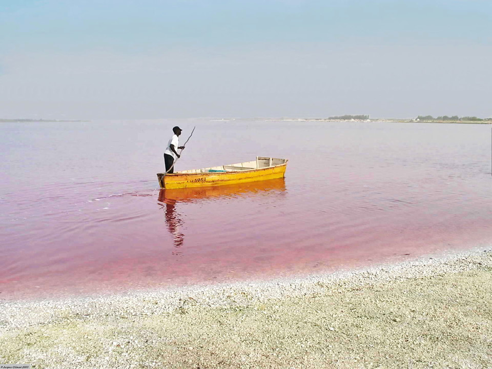 Rebta, Senegal: Bán đảo Cape Vert của Senegal có một trong những hồ nước màu sắc nhất trên thế giới. Hồ Rebta còn được gọi là Lac Rose có màu hồng đặc trưng được tạo nên do vi khuẩn Dunaliella Salina sống trong nước. Màu của hồ thay đổi từ hồng đậm đến màu của cánh hoa hồng sẫm. Ảnh: Collectingwonder.