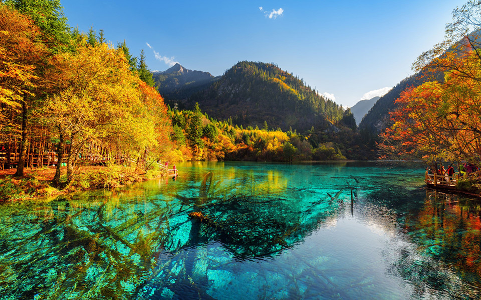 Ngũ Hoa, Trung Quốc: Vườn quốc gia Trương Gia Giới rộng khoảng 72.000 ha đã được UNESCO công nhận là di sản thế giới vào năm 1992. Nơi đây thu hút du khách với hệ sinh thái đa dạng và hồ nước rực rỡ với tên gọi Ngũ Hoa. Hồ nước này sâu khoảng 5 m, được bao quanh bởi các ngọn núi, có màu sắc thay đổi từ vàng hổ phách sang xanh ngọc bích hoặc xanh sapphire. Mùa đông, hồ nước không bị đóng băng và mực nước vẫn không đổi. Ngũ Hoa được đánh giá là một trong những hồ nước đẹp nhất hành tinh. Ảnh: Wallpapercave.