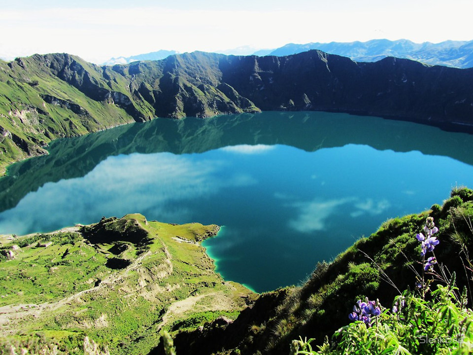 Quilotoa, Ecuador: Quilotoa là hồ miệng núi lửa rộng 3 km được hình thành do sự phun trào núi lửa từ nhiều thế kỷ trước. Hiện nay, hồ sâu khoảng 250 m là và địa điểm du lịch hấp dẫn, với nước màu xanh lục được hình thành do các mỏ khoáng sản. Ảnh: Ttnotes.