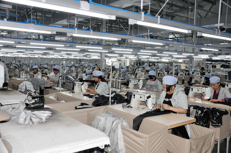 Sản xuất quần áo tại Công ty TNHH May mặc Hoa Lợi Đạt Việt Nam (KCN Texhong Hải Hà).