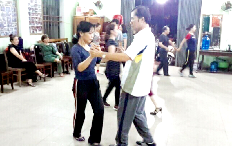CLB khiêu vũ của người dân khu 9, phường Quảng Yên sinh hoạt tại NVH khu mỗi buổi tối.
