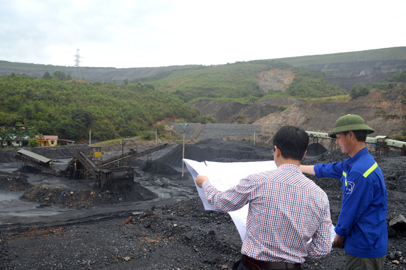 Cán bộ Công ty Tuyển than Hòn Gai kiểm tra mặt bằng Dự án Trung tâm chế biến và kho than tập trung vùng Hòn Gai, đặt tại phường Hà Khánh, TP Hạ Long.