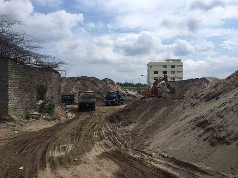 Bãi tập kết cát xây dựng của ông Bùi Xuân Khoản tại tổ 14, khu 7, phường Cao Xanh, TP Hạ Long.