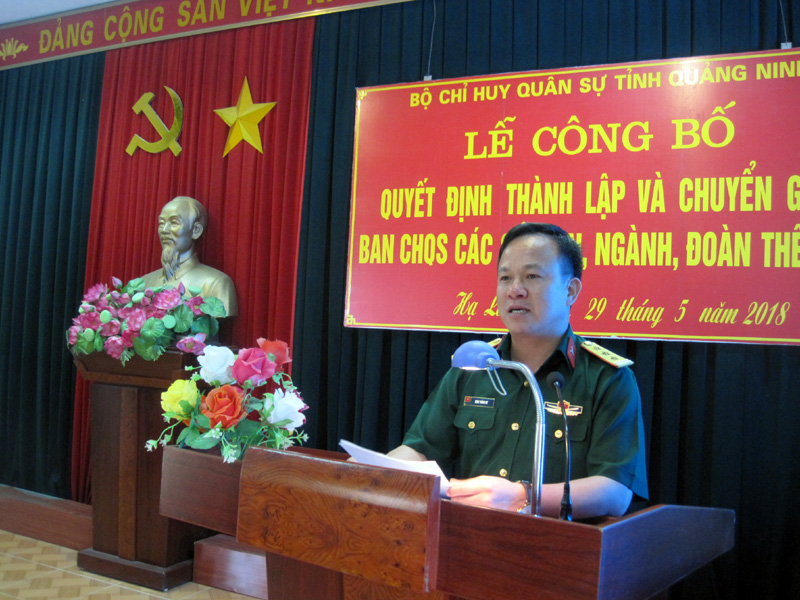 Thượng tá Khúc Thành Dư, Phó Chỉ huy trưởng Ban CHQS tỉnh phát biểu giao nhiệm vụ tại buổi lễ