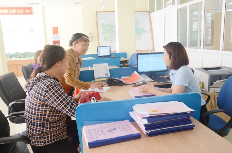 Người dân đến giải quyết thủ tục hành chính tại Trung tâm hành chính công huyện Hoành Bồ