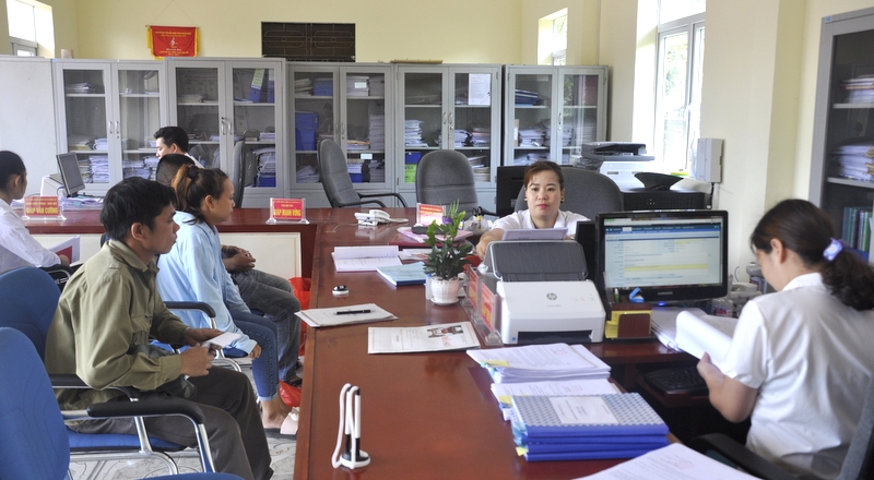Người dân tới làm TTHC tại Bộ phận tiếp nhận và trả kết quả hiện đại xã Quảng La