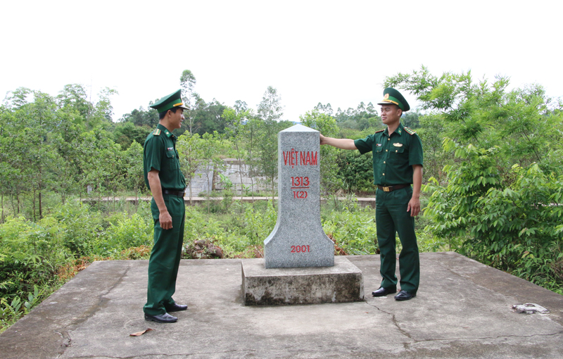Đại úy Nguyễn Đắc Đạt (bên phải) cùng CBCS đơn vị kiểm tra cột mốc trên địa bàn quản lý.