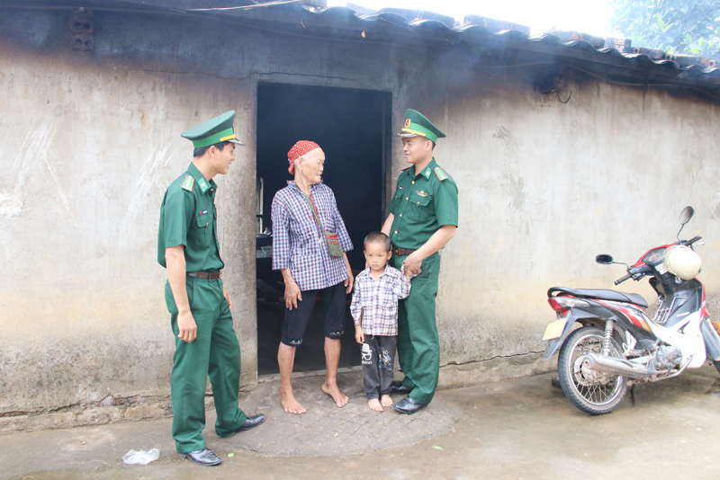 Đại úy Nguyễn Đắc Đạt (bên phải) tuyên truyền cho nhân dân địa phương về 