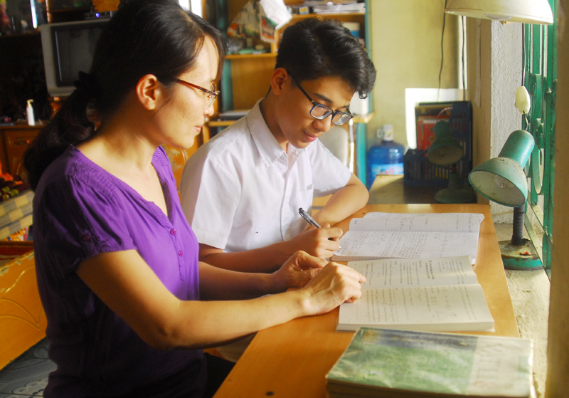 Nguyễn Cao Linh cùng mẹ ôn tập các kiến thức Vật lý.