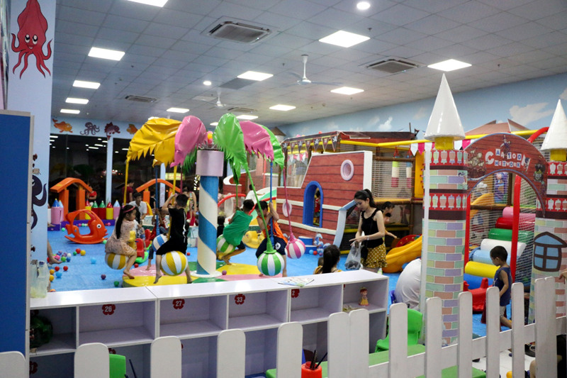 Cuối năm 2017, Vicom+ Uông Bí chính thức đi vào hoạt động. Đây là mô hình kết hợp giữa trung tâm thương mại mua sắm với khu vui chơi dành cho trẻ em. Vào các dịp lễ, Vicom+ Uông Bí thường xuyên tổ chức các hoạt động văn hóa, văn nghệ cho thanh thiếu nhi.