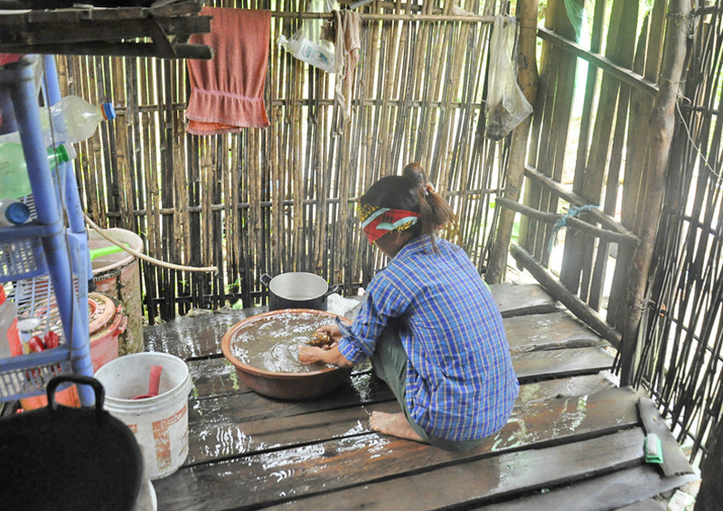 Khu vực tắm rửa, sinh hoạt trong bếp của gia đình anh Chíu A Sy, bản Siềng Lống, xã Quảng Lâm (Đầm Hà) chật hẹp, không có nhà vệ sinh.