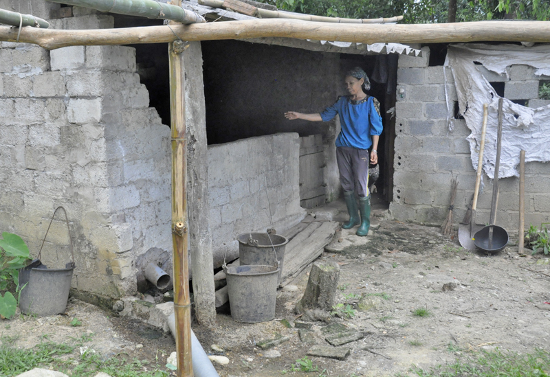 Nơi vệ sinh của gia đình ông Voòng Sáng Sầu ở thôn 3 của xã hiện chỉ gác tạm bợ vài cây gỗ lên hố chứa chất thải từ chuồng lợn ra để làm nhà tiêu