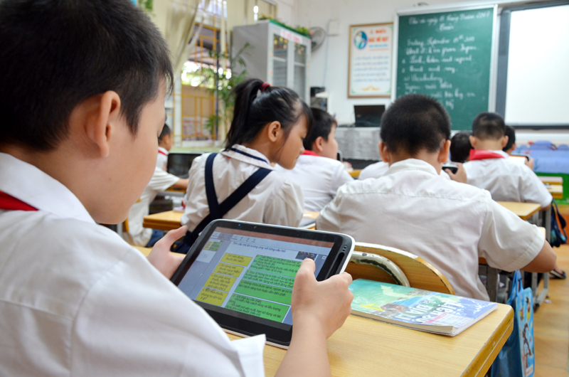 Học sinh trường tiểu học Vĩnh Khê, TX Đông Triều sử dụng Ipad trong một giờ học tiếng Anh