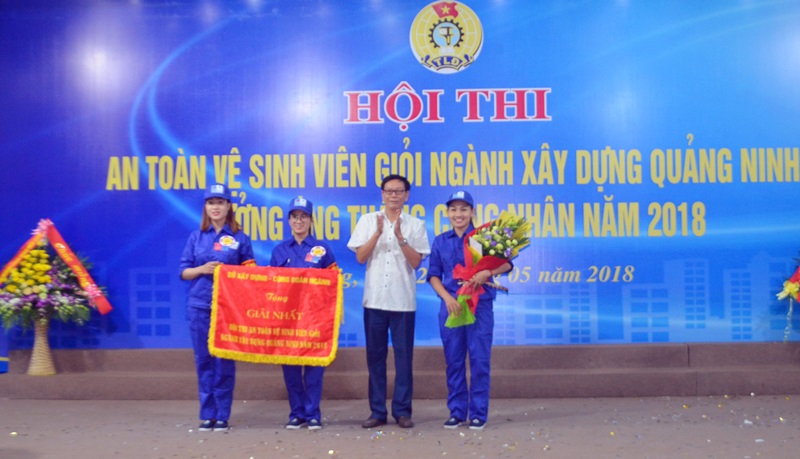 Giám đốc Sở Xây dựng Quảng Ninh Nguyễn Mạnh Cường, trao giải nhất cho đội thi Công ty CP Viglacera Hạ Long.