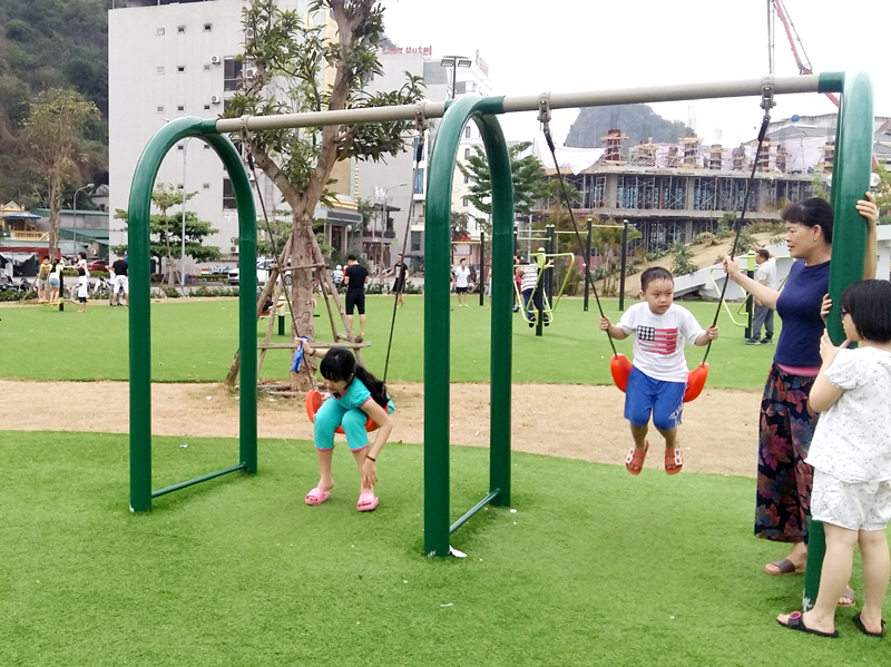 Trẻ em vui chơi ở công viên hoa Hạ Long (TP Hạ Long)